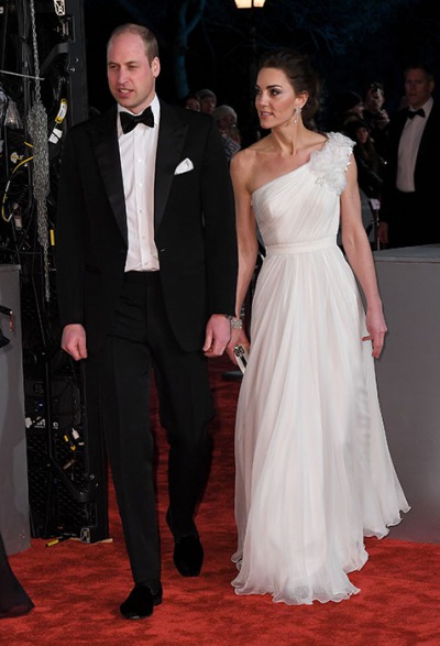 robe de soirée asymétrique blanche orné de fleurs Kate Middleton aux bafta 2019 