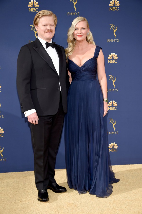 robe de soirée bleu marine longue plissé Kristen Dunst Emmys 2018